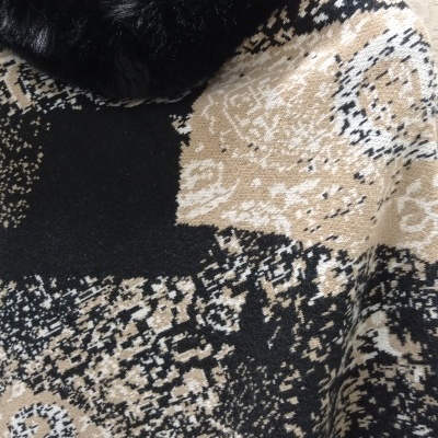 Suéter de malha com padrão abstrato e gola de pelo preto.