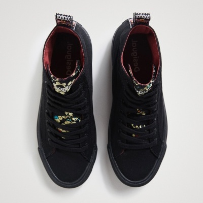 Sapatilhas pretas de cano alto com detalhes coloridos e interior vermelho