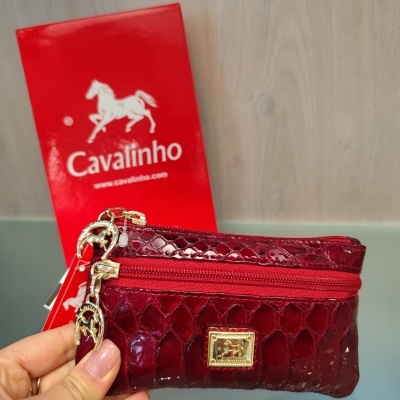 Carteira vinho em couro verniz com padrão crocodilo e detalhes dourados, embalagem vermelha Cavallinho