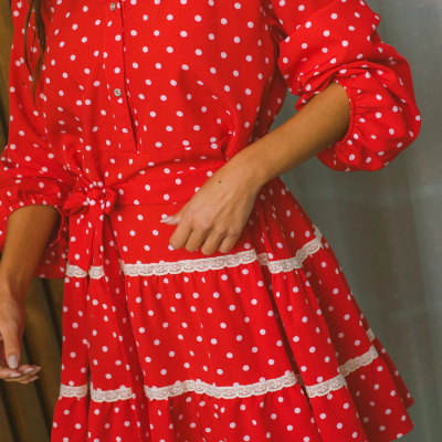 Vestido vermelho de bolinhas brancas com cinto e renda branca
