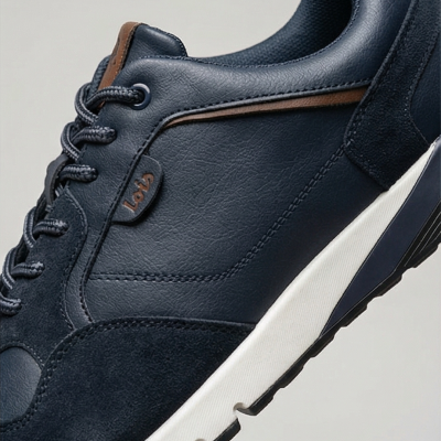 Tênis feminino azul escuro com detalhes castanhos e sola branca