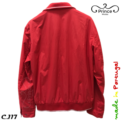 Casaco vermelho Prince Modas visto por trás com logo e texto 'made in Portugal'