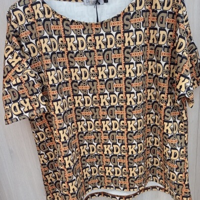 T-shirt manga curta com padrão letras 'K' e 'D' castanho e bege