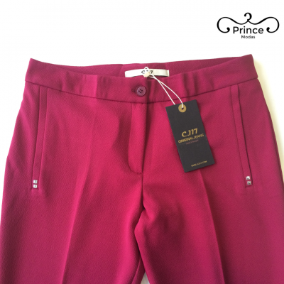 Calças vinho com etiqueta C.117 ORIGINAL JEANS sobre fundo branco