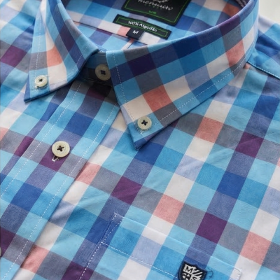 Camisa aos quadrados em tons de azul, branco, lilás e vermelho