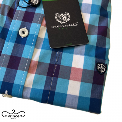 Camisa xadrez azul e roxa dobrada com etiqueta preta da marca mensuits