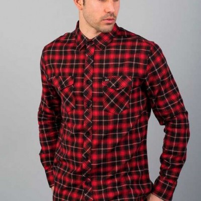 Camisa xadrez vermelha e preta de homem com bolsos no peito e botões.