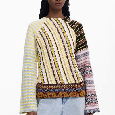 Camisola de malha multicolorida com padrões geométricos e mangas assimétricas