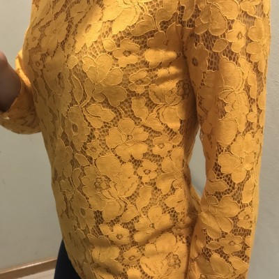 Blusa amarela de renda floral com mangas compridas