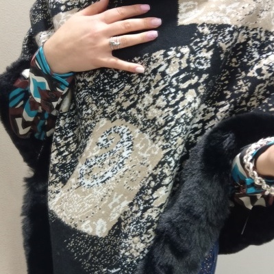 Capa ou poncho com padrão em bege, preto e branco com acabamento de pelo preto