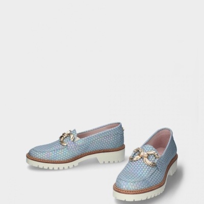 Mocassins azuis com padrão escama e elos dourados