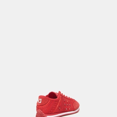 Ténis desportivos vermelhos com padrão decorativo e sola fina branca