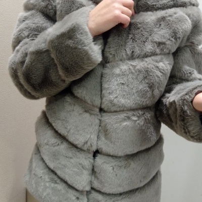 casaco de pelo cinza claro acolchoado usado por pessoa