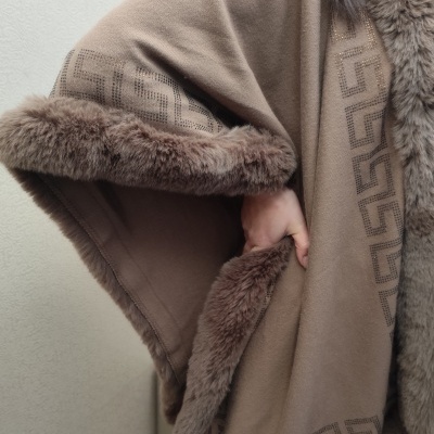 Poncho castanho com pelo e padrão geométrico