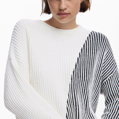 Camisola branca canelada com padrão listrado preto e branco na manga