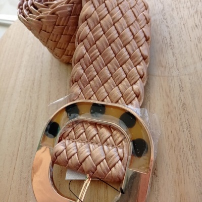 cinto trançado bege com fivela quadrada translúcida estampada