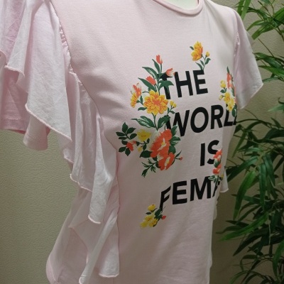 T-shirt rosa clara com estampado de flores e texto
