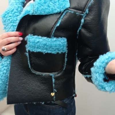 Casaco de pele preta com pelo azul claro