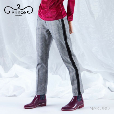 Calças xadrez cinza com faixa preta e botas bordeaux, camisa vermelha em fundo branco