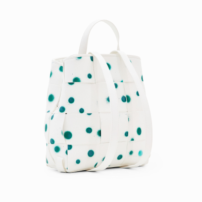 Mochila pequena branca com pontos verdes e alças brancas