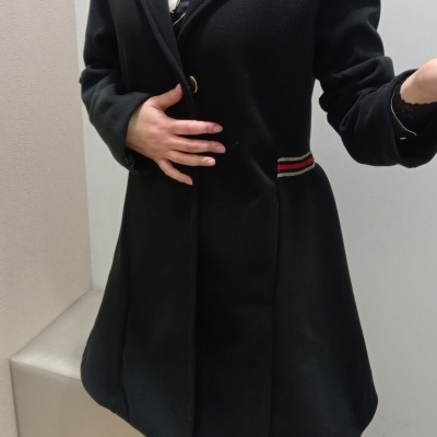 Casaco feminino preto com gola e detalhe de riscas coloridas nas laterais