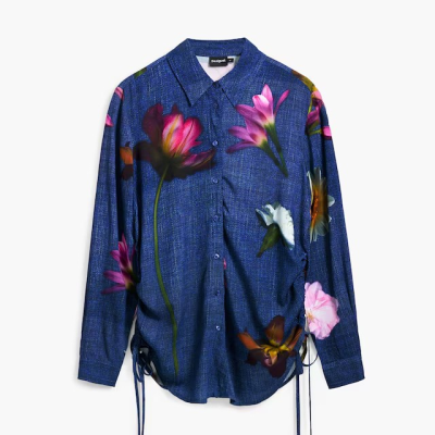 Camisa azul com flores coloridas e cordões laterais