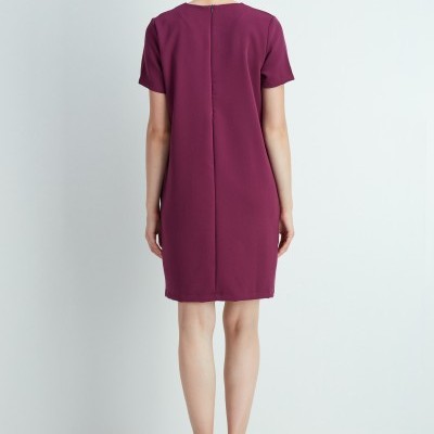 Vestido curto vinho com manga curta visto de costas