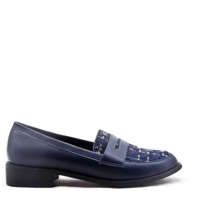 Sapato mocassim azul com tecido entrelaçado na parte superior