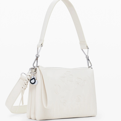 Saco de mão branco com padrão floral em relevo e pendente de coração com letra D