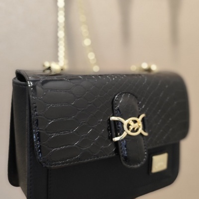 Mala preta pequena com textura imitação pele de crocodilo e detalhes dourados