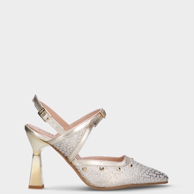 Sapato de salto médio dourado com padrão entrelaçado e tachas douradas