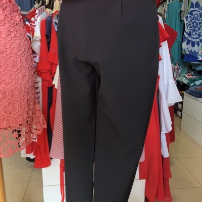 Calças pretas em manequim numa loja de roupas diversas