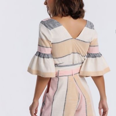 Conjunto listrado bege, branco, rosa e cinzento com blusa de mangas folhadas e calções vistos de costas