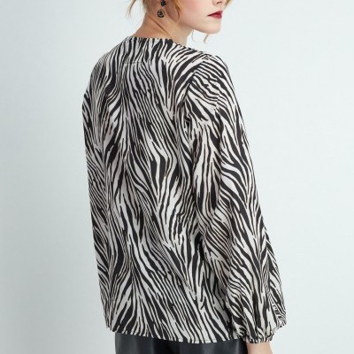 Blusa padrão zebra preta e branca com calções pretos