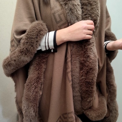 Capa bege com bordas e gola de pelo castanho