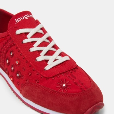 Ténis vermelhos com atacadores brancos e bordados florais