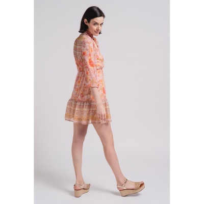 Vestido curto floral em tons rosa e laranja, mangas 3/4