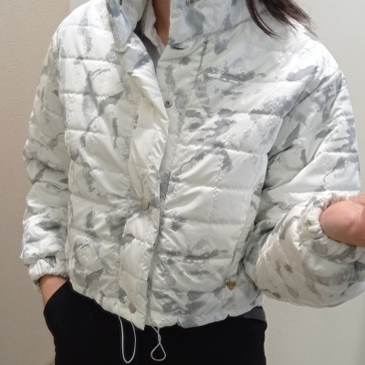 Casaco acolchoado branco com padrão cinzento e gola alta