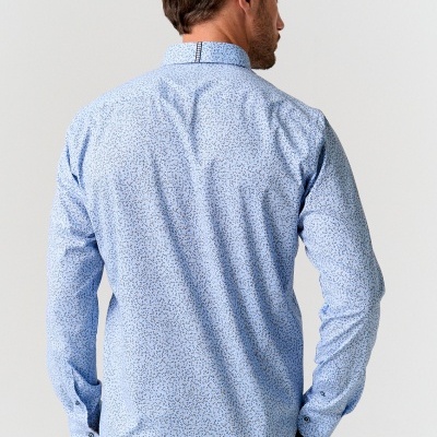 Camisa de homem manga comprida azul claro com padrão azul escuro vista das costas