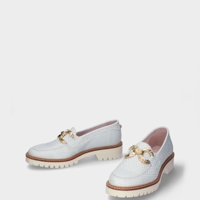 Sapatos mocassins brancos com correntes douradas em fundo branco