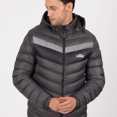 Homem a usar casaco acolchoado cinza escuro com capuz e fecho frontal