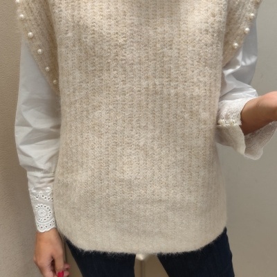 Camisola de malha creme com pérolas nas cavas e camisa branca com bordado