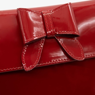 Carteira vermelha com laço de couro brilhante