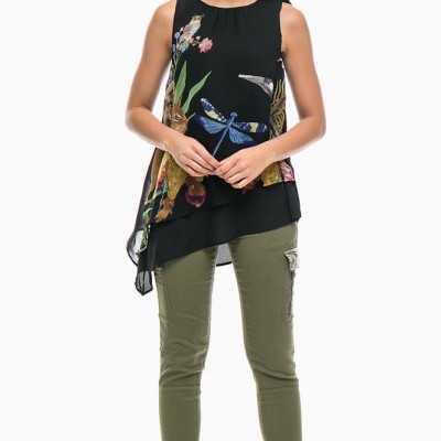 Blusa preta estampada com calças verdes e sandálias pretas