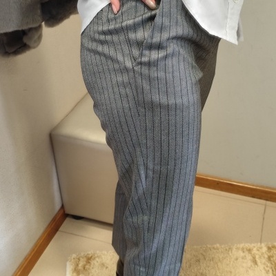 Calças cinza risca de giz com padrão espinha de espeto e etiqueta Carlton