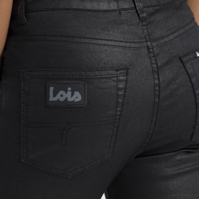 Calças pretas de ganga com etiqueta Lois na parte de trás