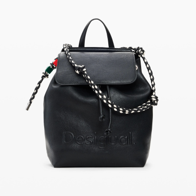 Mochila preta de couro sintético com alça trançada preta e branca e nome Desigual. em relevo