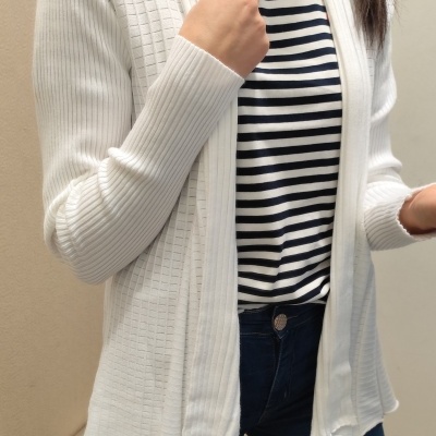 Cardigã branco de malha com padrão em relevo e t-shirt de riscas