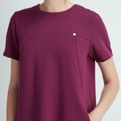 Vestido vinho feminino com manga curta e botão dourado