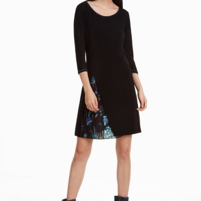 Vestido preto com padrão floral azul e botas azuis escuras